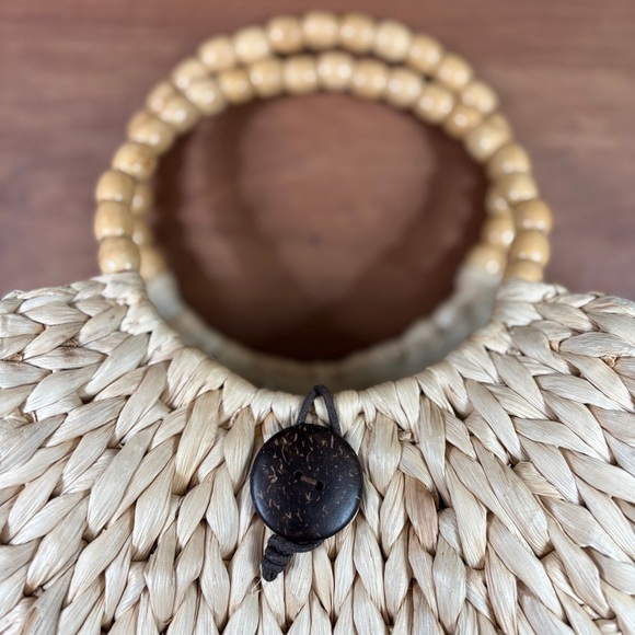 Straw Triangular Tote with Circle Bead Handle, Cinch Closure, EUC - Picture 11 of 16